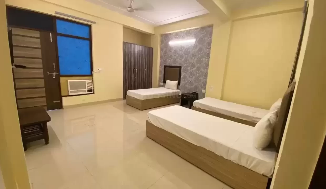 3_rk_-for-rent-sector_70-Noida-tripe_sharing_bedroom.jpg (1)