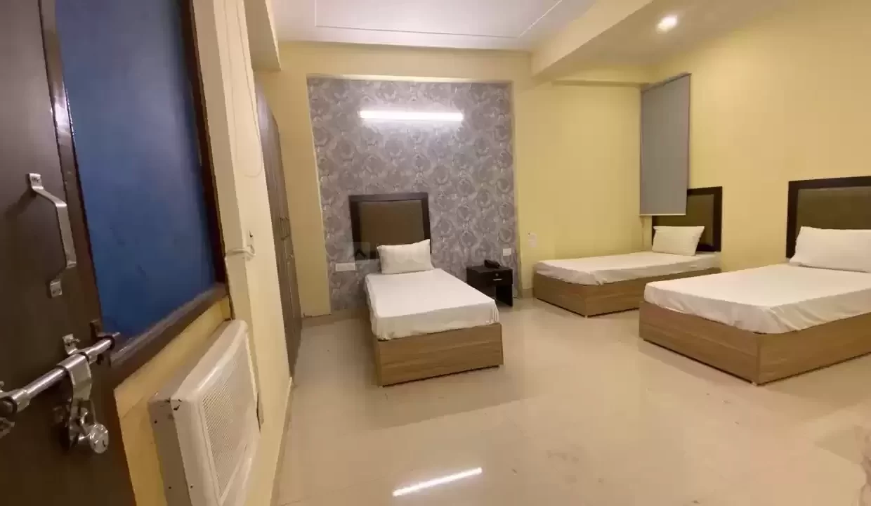 3_rk_-for-rent-sector_70-Noida-tripe_sharing_bedroom.jpg